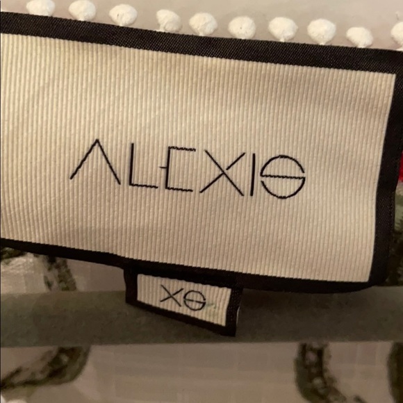 A super cute woman’s white floral blouse - Picture 2 of 2